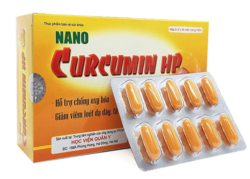 Một người đang uống viên Curcumin nano với cốc nước, thể hiện cách sử dụng đơn giản