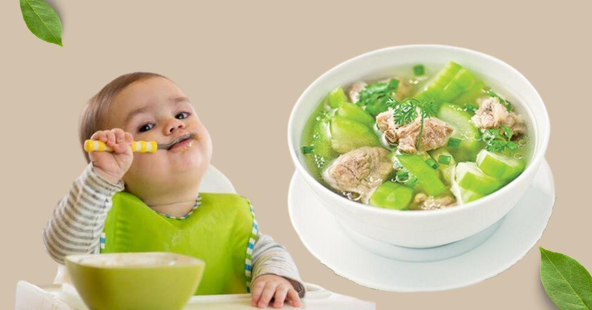 Bát súp miso cơ bản vừa hoàn thành, chứa đậu hũ, rong biển và hành lá thái nhỏ, sẵn sàng thưởng thức.