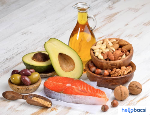 Biểu tượng cảnh báo và viên nang dầu cá omega-3, tượng trưng cho những lưu ý cần thiết khi sử dụng sản phẩm này