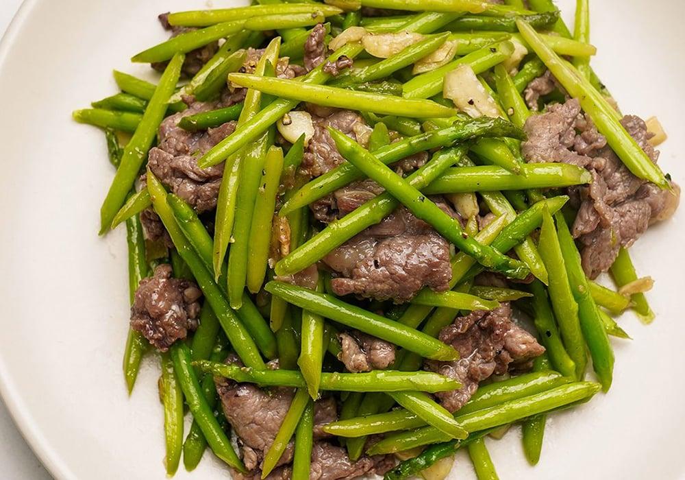 Một đĩa rau cải thảo xào hoặc nấu canh trông hấp dẫn và bổ dưỡng, minh họa cách chế biến phổ biến
