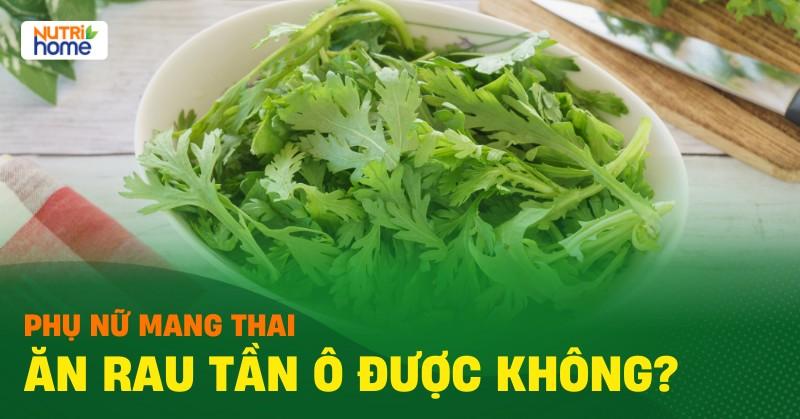Người phụ nữ đang rửa sạch lá rau cải tía dưới vòi nước chảy để chuẩn bị cho món ăn, đảm bảo vệ sinh an toàn thực phẩm.