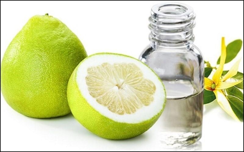 Tinh dầu vỏ bưởi nguyên chất là chiết xuất cô đặc được ứng dụng trong làm đẹp và thư giãn